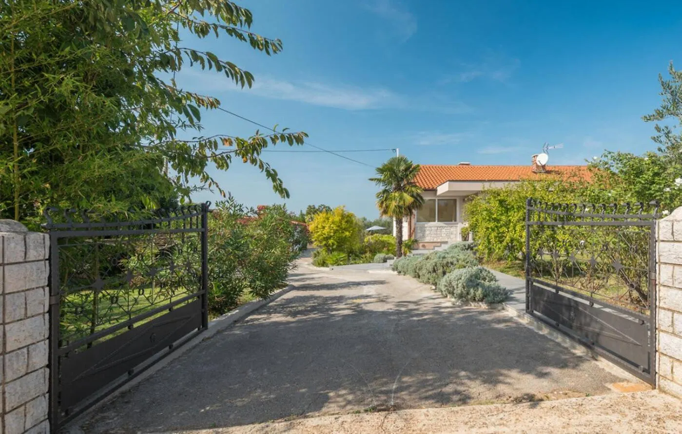 Kaštelir Villa Viktoria Near Porec For 6 People With Play Room & Private Pool קרואטיה